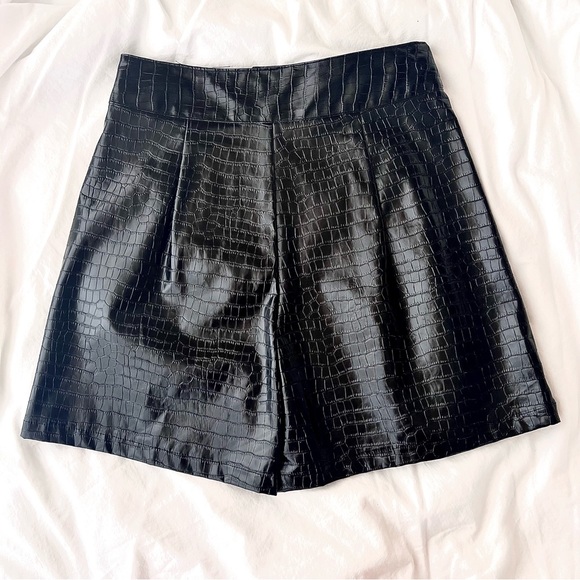 NWOT PrettyLittleThing Black Croc Faux Leather Pleat Detail High Waisted Shorts - Picture 16 of 16